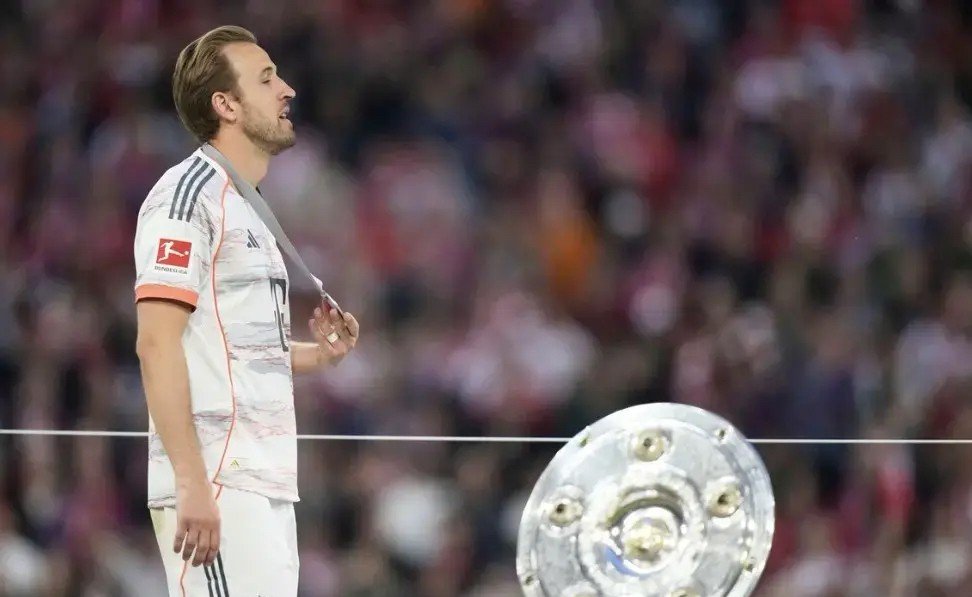 包含险胜引发热议！，凯恩在日本队比赛中领先优势明显观众掌声雷动的词条